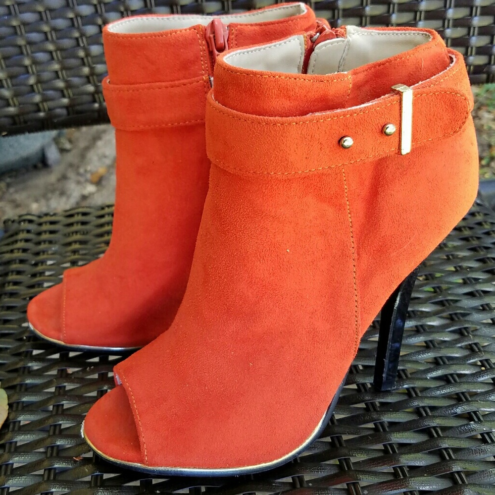 Shoe dazzle Midge Orange pep toe heel bootie 5.5